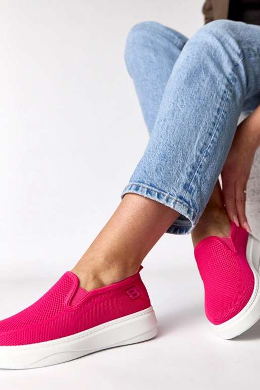 Roze stoffen sneakers op een platform...