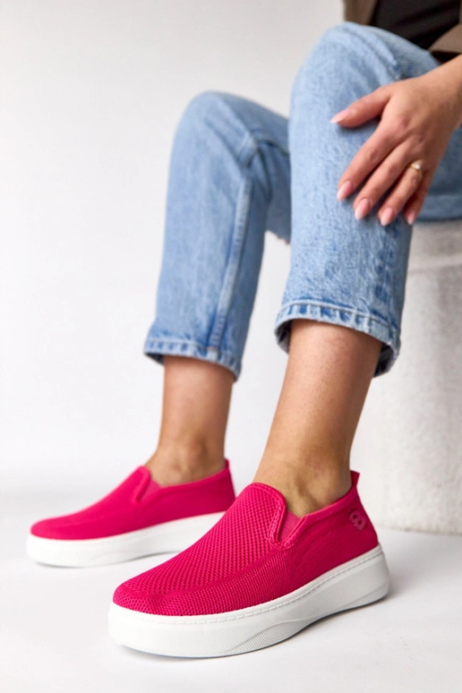 Roze stoffen sneakers op een platform...