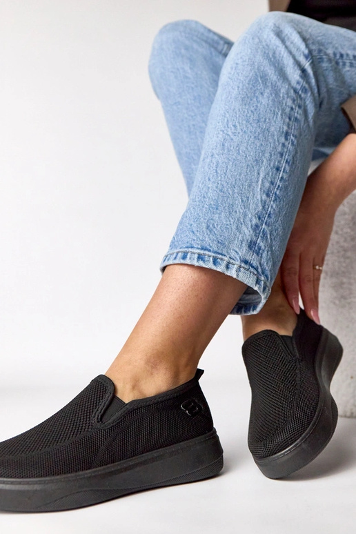 Zwarte stoffen sneakers op een...