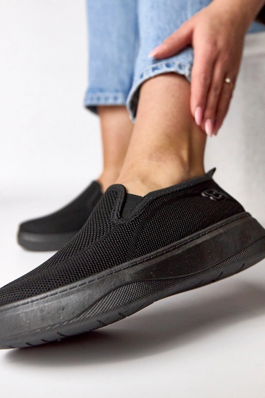 Zwarte stoffen sneakers op een...