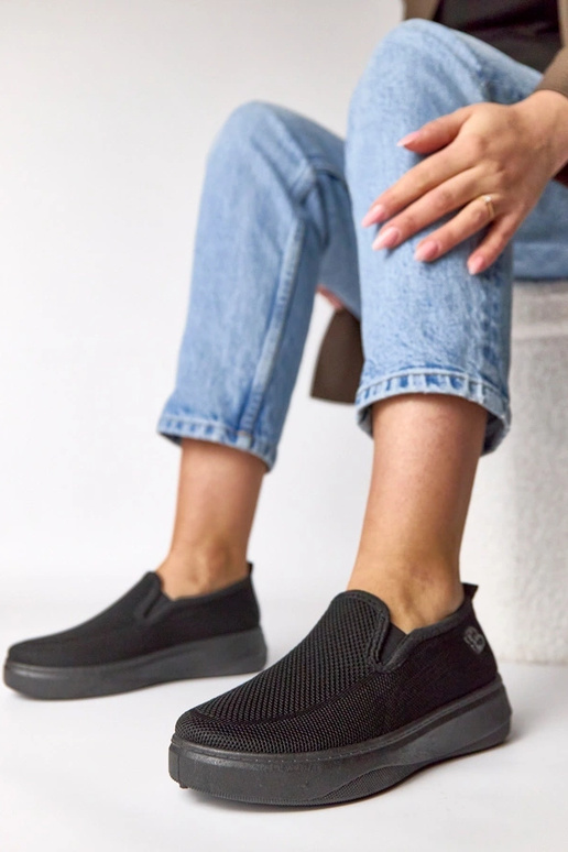 Zwarte stoffen sneakers op een...