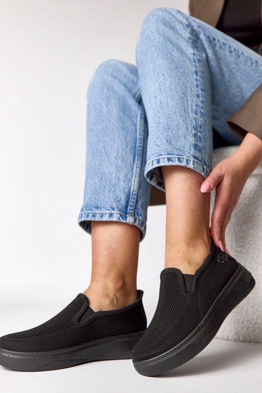 Zwarte stoffen sneakers op een...