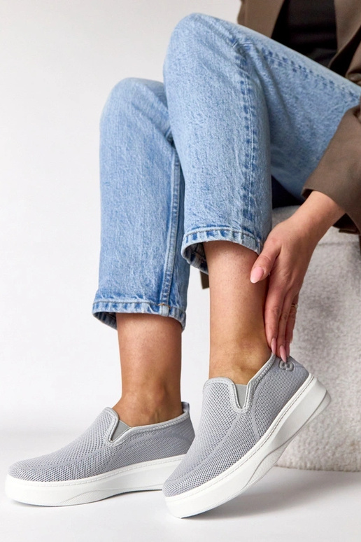 Grijze stoffen sneakers op een...