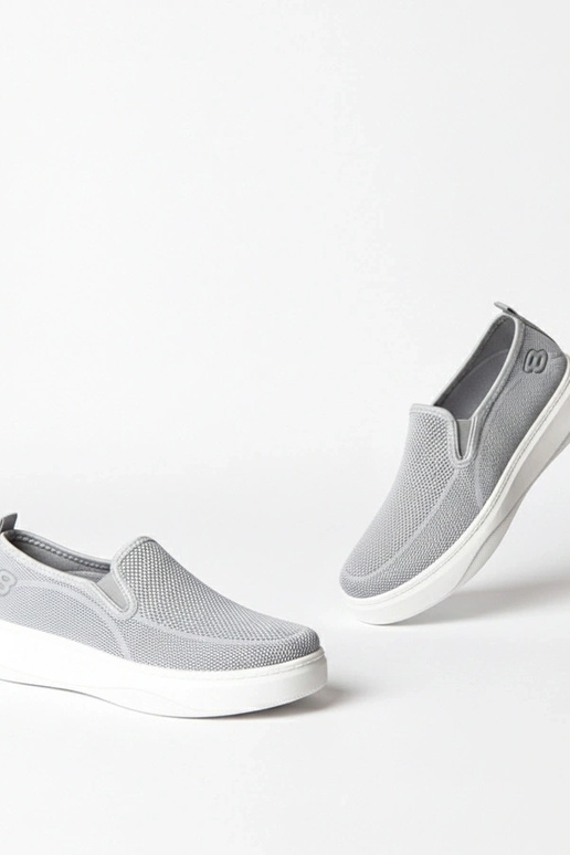 Grijze stoffen sneakers op een...