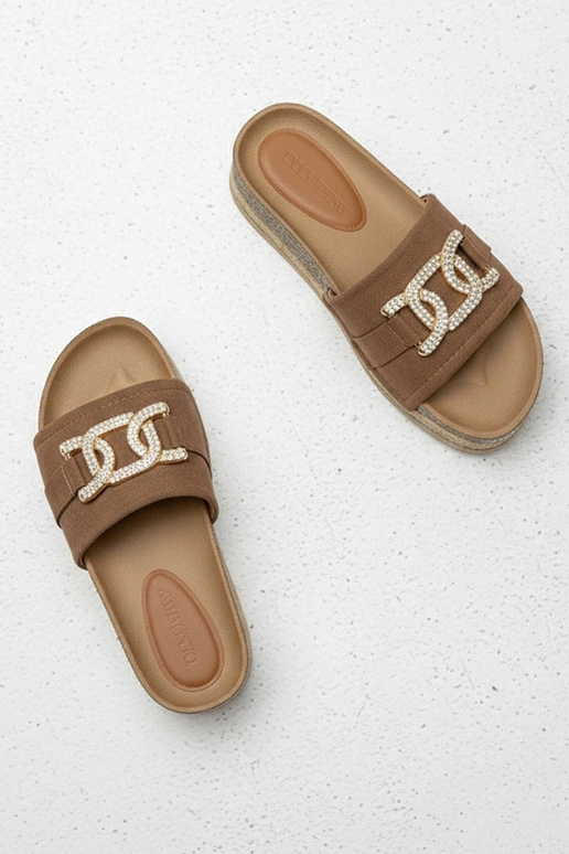 Bruine slippers op een platform met...