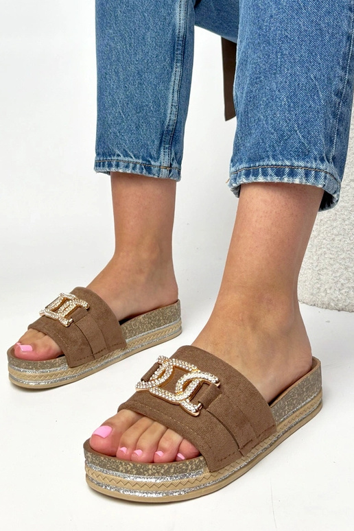 Bruine slippers op een platform met...