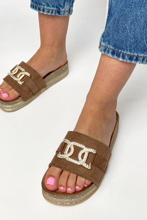 Bruine slippers op een platform met...