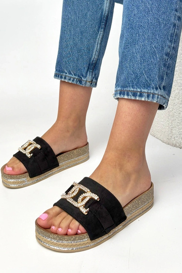 Zwarte slippers op een... 2