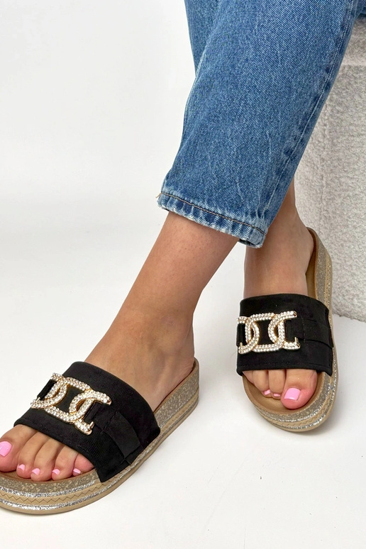 Zwarte slippers op een platform met...