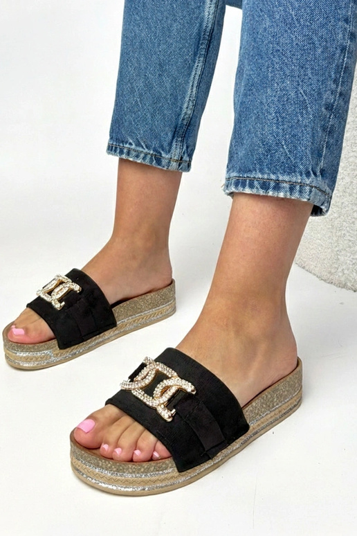 Zwarte slippers op een platform met...