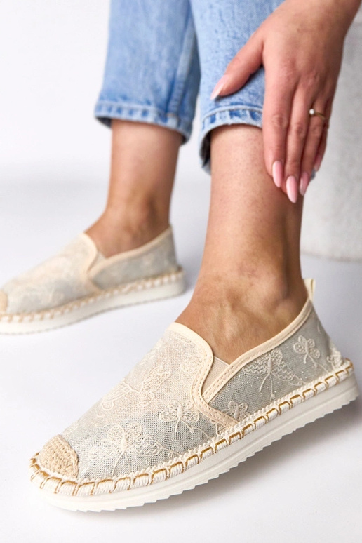 Zandkleurige espadrilles versierd met...