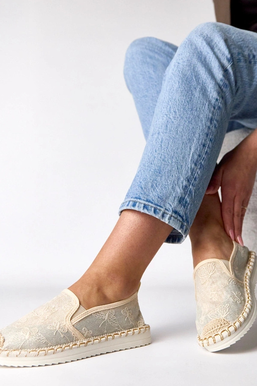 Zandkleurige espadrilles versierd met...