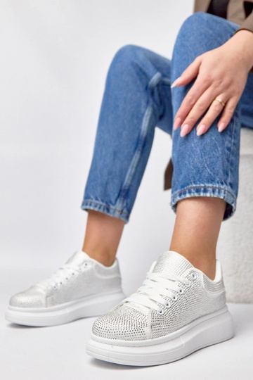 Witte sneakers op een...