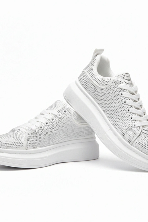 Witte sneakers op een platform...