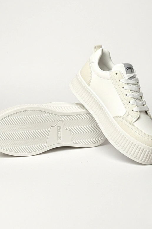 Witte sneakers op een platform Solange