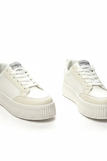 Witte sneakers op een... 2