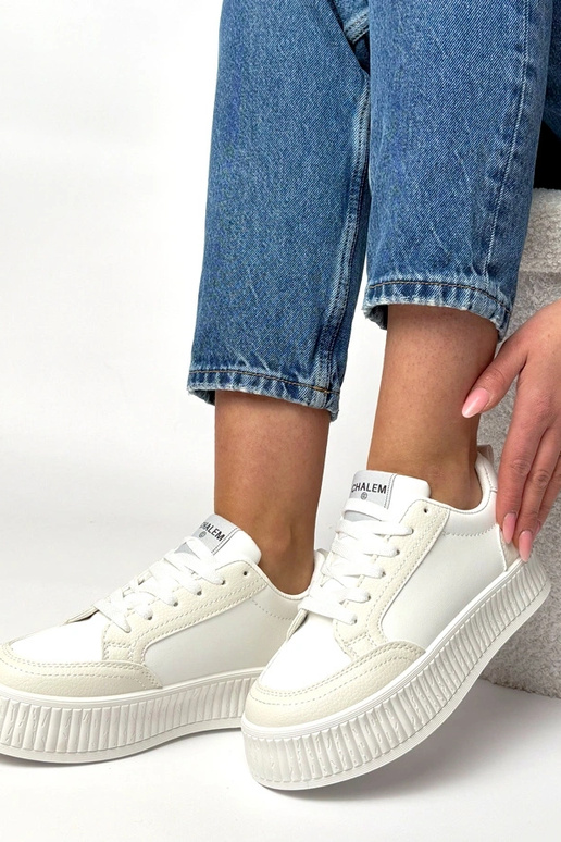Witte sneakers op een platform Solange