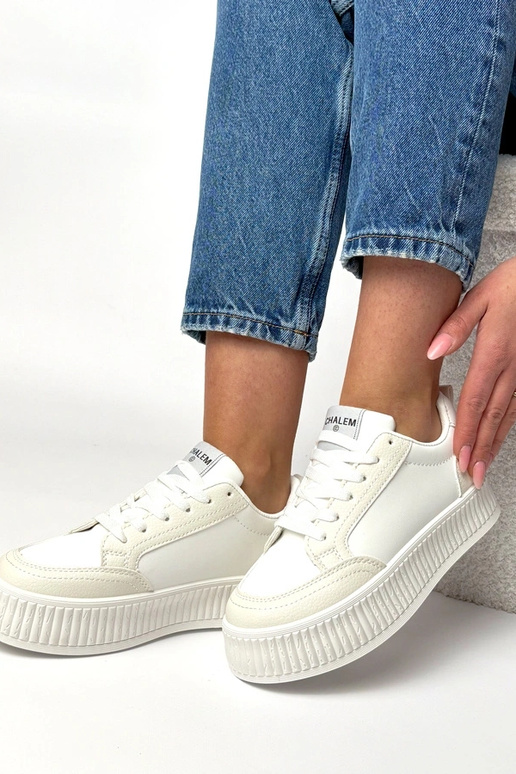 Witte sneakers op een platform Solange