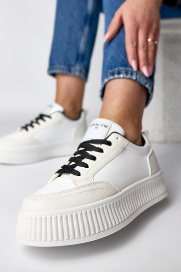 Witte-zwarten sneakers op een platform Solange 2