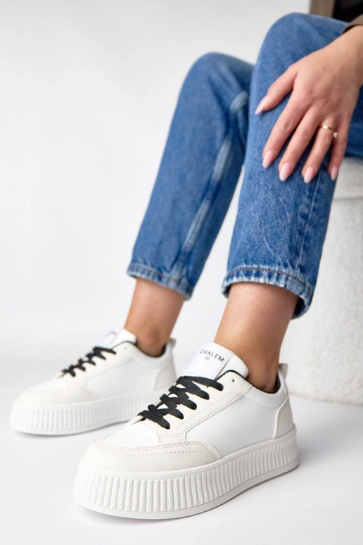 Witte-zwarten sneakers op een...