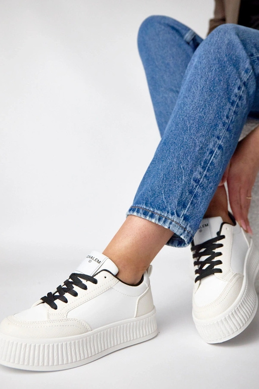 Witte-zwarten sneakers op een...