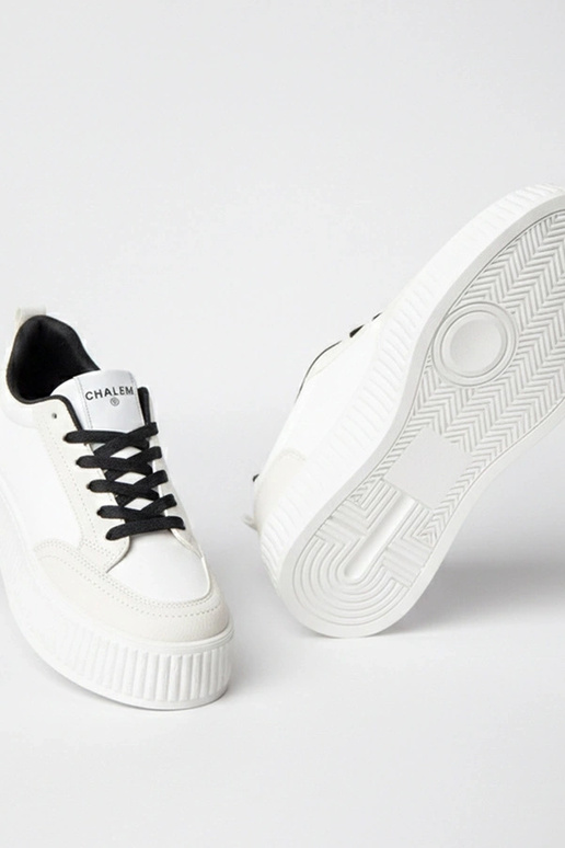 Witte-zwarten sneakers op een...