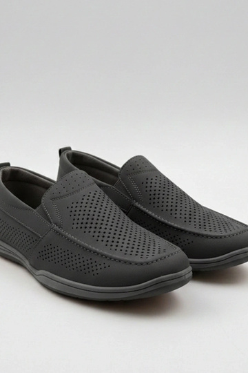 Zwarte geperforeerde heren loafers Finn