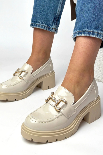 Crème lakloafers met hak en...