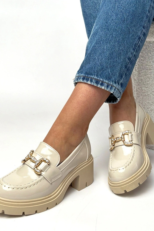 Crème lakloafers met hak en zirconia...