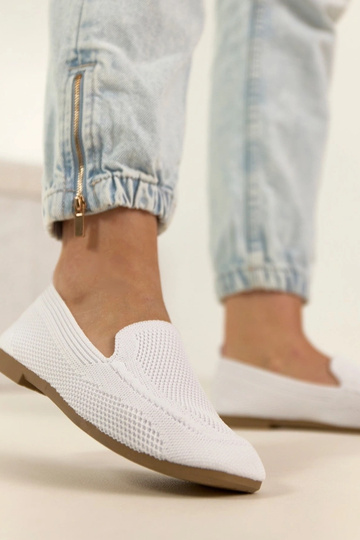 Witte stoffen mocassins...