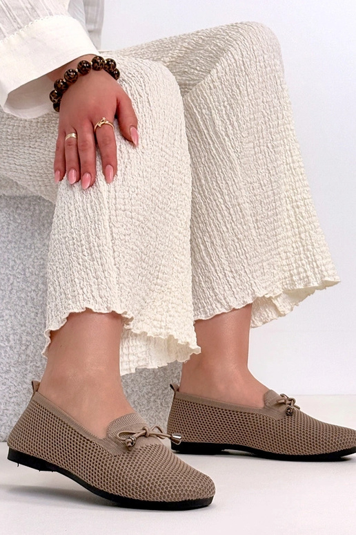 Donkerzandkleurige stoffen mocassins...