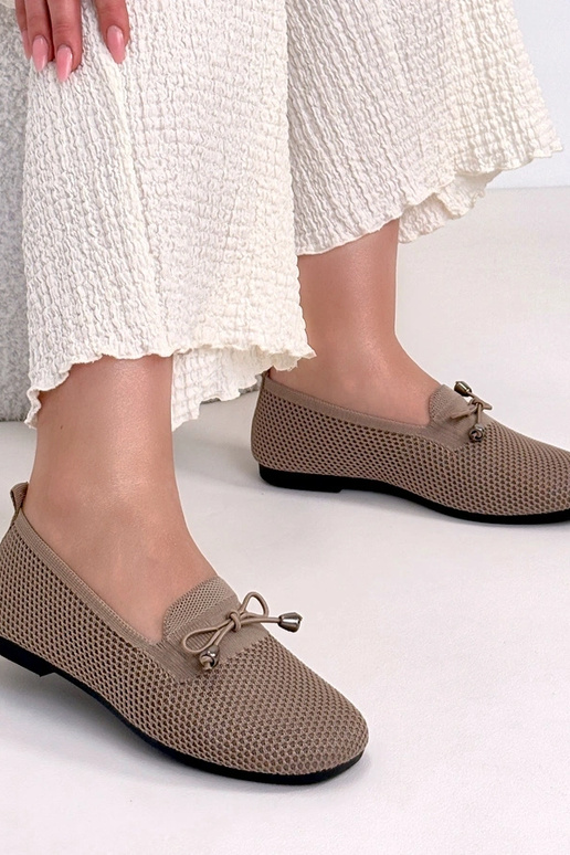 Donkerzandkleurige stoffen mocassins...