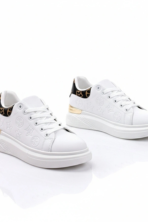 Witte sneakers versierd met stiksel...