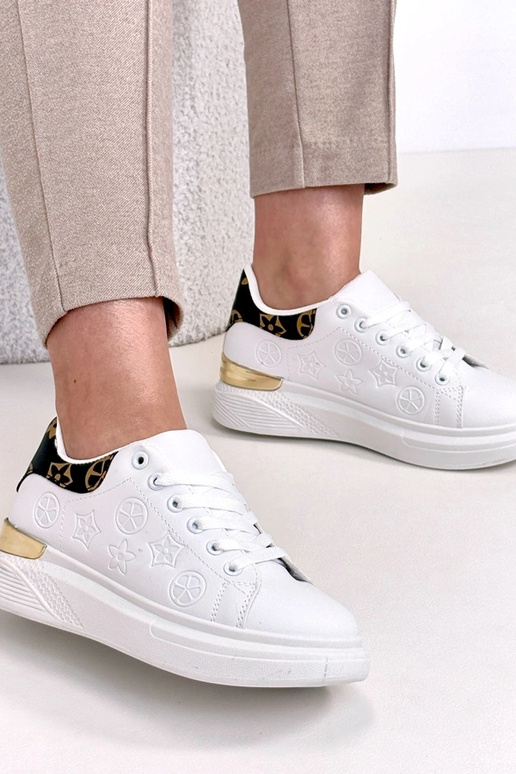 Witte sneakers versierd met stiksel...