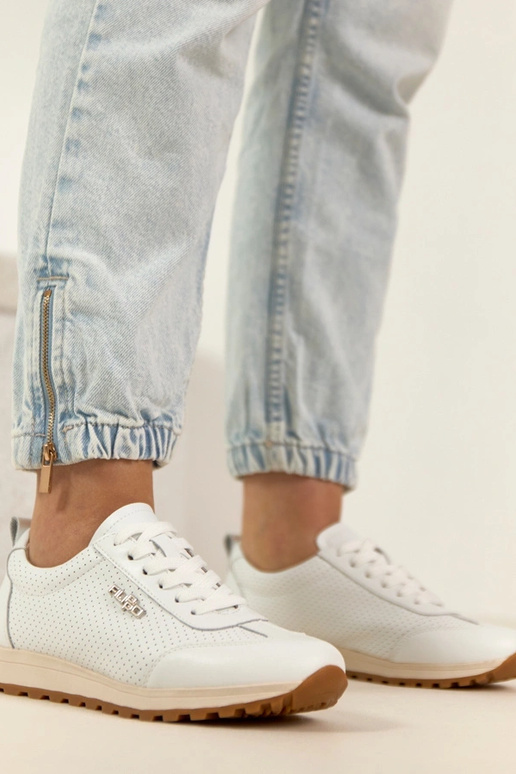 Witte geperforeerde leren sneakers...