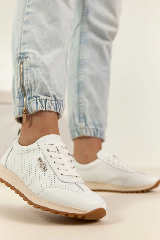 Witte geperforeerde leren sneakers...
