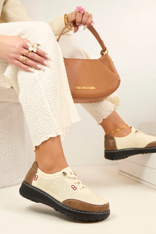 Beige geperforeerde instapschoenen...