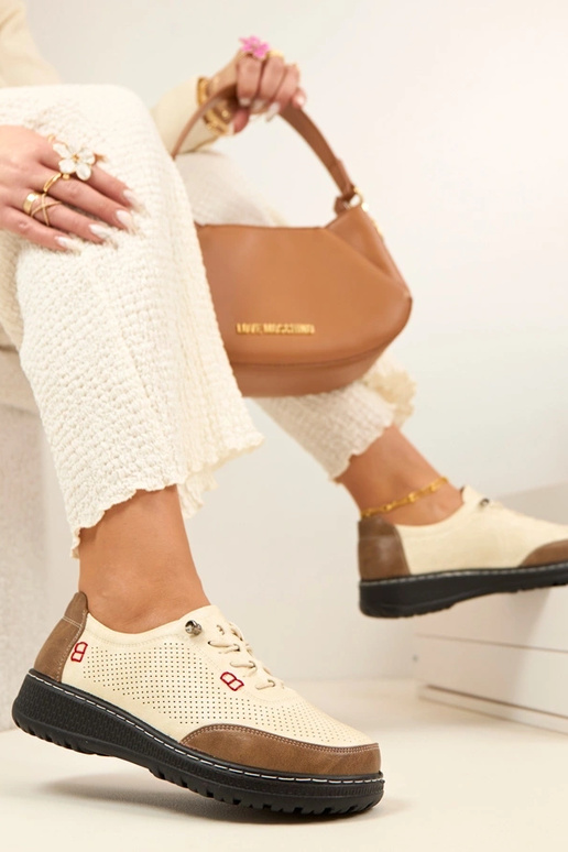 Beige geperforeerde instapschoenen...