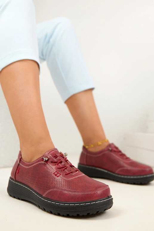 Rode geperforeerde instapschoenen...