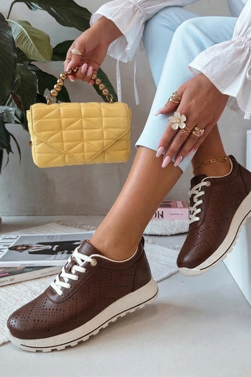 Rode geperforeerde instap...