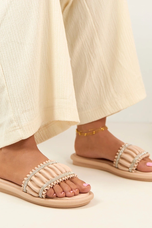 Zandkleurige slippers met kristallen...