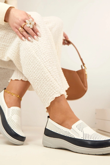 Witte donkerblauwe geperforeerde instap pumps Aurelle 2
