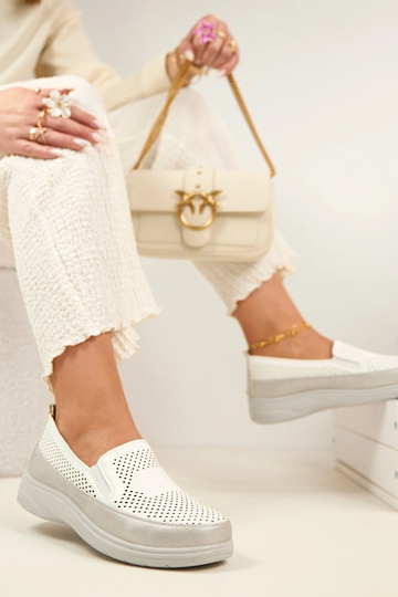 Witte zilveren geperforeerde instap pumps Aurelle