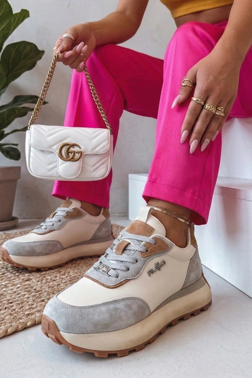 Zandkleurige leren schoenen op...