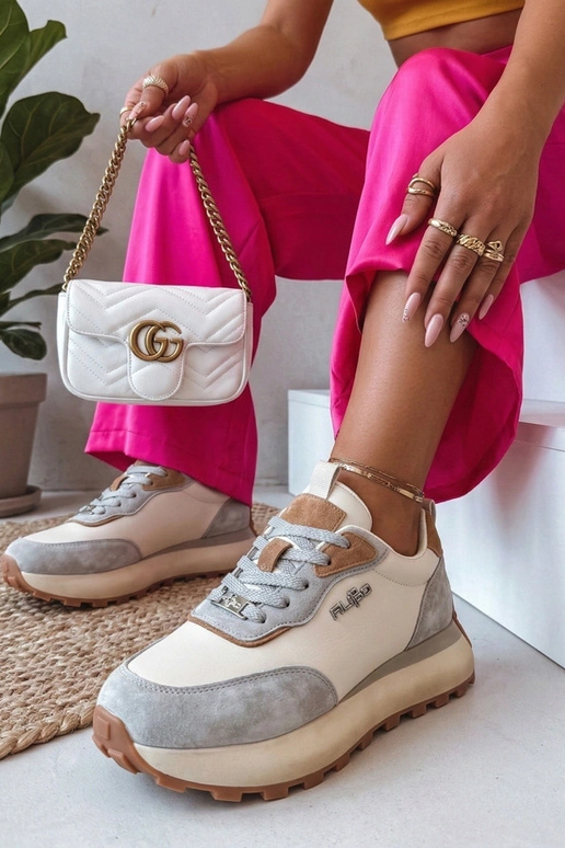 Zandkleurige leren schoenen op...