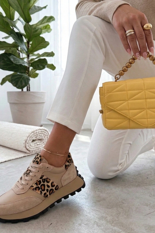 Zandkleurige leren schoenen op...