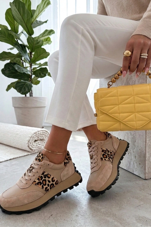 Zandkleurige leren schoenen op...