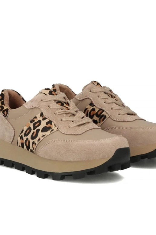 Zandkleurige leren schoenen op...