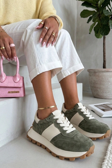 Groene leren schoenen op...