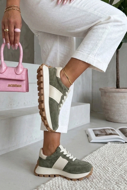 Groene leren schoenen op platform...